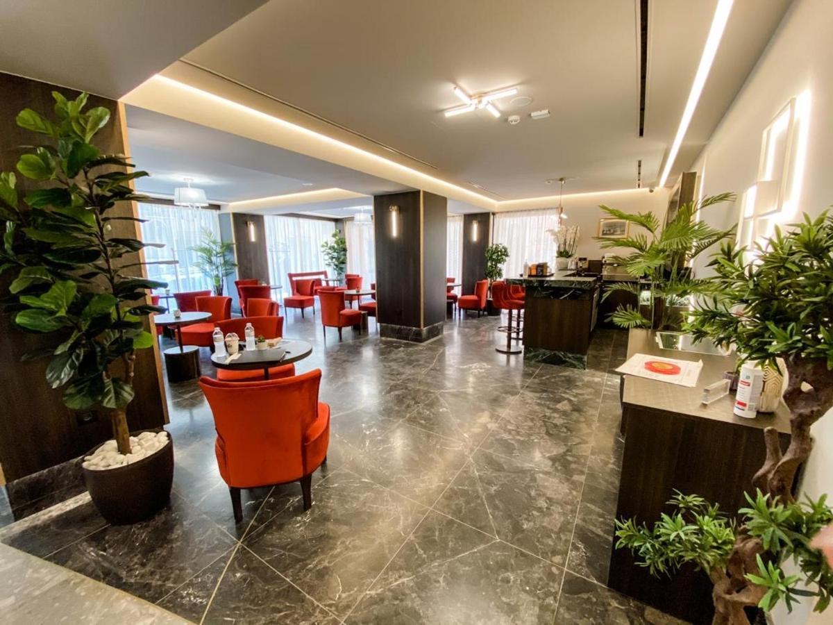 Royalty Hotel Atene Esterno foto